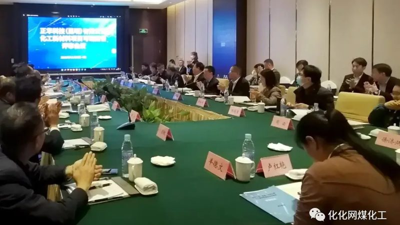 循环水防腐剂主要用于防止循环水中的金属管道、设备等发生腐蚀。其作用原理如下：